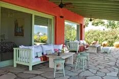 Rodeada de rosales, una casa de campo a la uruguaya con vistas excepcionales en cada ambiente