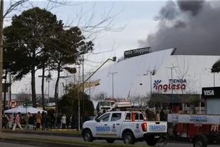 El sábado durante la madrugada se produjo un incendio en el hipermercado y las llamas todavía no han sido controladas