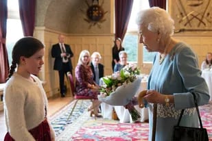 La reina Isabel II el día previo a cumplir 70 años como monarca.