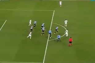 Messi maneja la pelota en la medialuna; detrás, siete uruguayos atentos a lo que hace el "10" de la Argentina