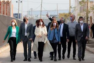 El presidente Alberto Fernández, junto a la vicepresidenta Cristina Kirchner y la candidata Victoria Tolosa Paz caminan junto a funcionarios en Isla Maciel