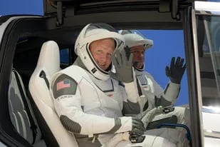 Esta foto publicada por la NASA muestra a los astronautas Douglas Hurley y Robert Behnken, vestidos con trajes espaciales de SpaceX durante un ensayo general antes del lanzamiento el 23 de mayo