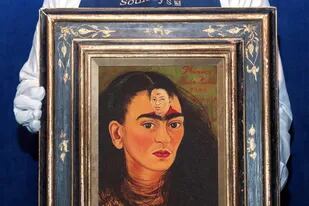 Diego y yo puede considerarse un retrato doble. Sobre la frente de Kahlo se ve una pequeña imagen de Rivera, con un tercer ojo