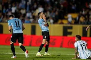 Matias Vecino desperdicia una de las diez chances de gol que tuvo Uruguay ante la Argentina; Otamendi respira desde el piso. (Photo by Matilde Campodonico / POOL / AFP)