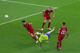El delantero brasileño Richarlison anota el segundo gol de su equipo durante el partido de fútbol del Grupo G, de la Copa Mundial Qatar 2022
