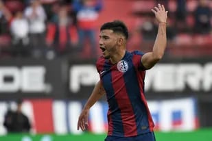 Iván Leguizamón celebra su primer gol en San Lorenzo, ante Arsenal. El lunes volvió a festejar