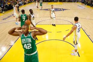 El dominicano Al Horford, pívot de los Celtics de Boston, festeja luego de encestar ante los Warriors de Golden State en el primer juego de las Finales de la NBA, el jueves 2 de junio de 2022 (Jed Jacobsohn/Pool Photo via AP)