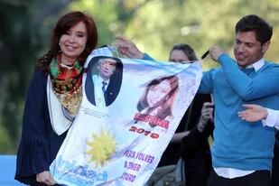 Cristina Kirchner y Axel Kicillof, en La Plata, durante un acto, con una bandera con el logo de Unidad Ciudadana en su parte inferior
