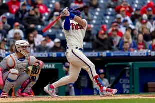 Bryce Harper  pega un jonrón por los Filis de Filadelfia en el primer inning del primer partido de una doble cartelera ante los Mets de Nueva York, el domingo 8 de mayo de 2022, en Filadelfia. (AP Foto/Laurence Kesterson)