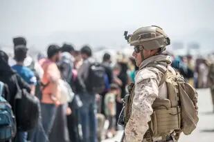 Un marine participa de las evacuaciones en el aeropuerto de Kabul