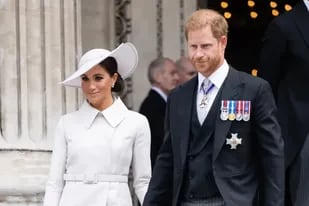 El príncipe Harry y Meghan luego del servicio de Acción de Gracias en la catedral de San Pablo en Londres, Inglaterra, el viernes 3 de junio de 2022 (Crédito: Daily Mail)