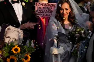 Stella Moris se casó con el fundador de WikiLeaks Julian Assange en una pequeña ceremonia dentro de la prisión de alta seguridad de Belmarsh, en el sureste de Londres (AP Foto/Matt Dunham)
