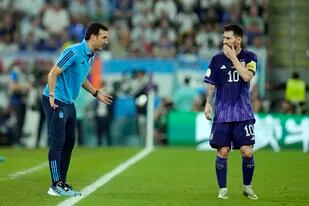 Lionel Scaloni le da indicaciones a Lionel Messi; el DT se quejó del poco descanso que tuvo la Argentina antes de los octavos de final