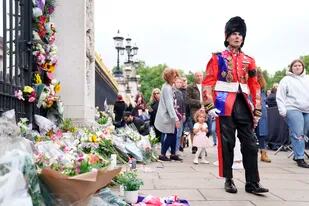Un hombre vestido de guardia se encuentra fuera del Palacio de Buckingham tras la muerte de la reina Isabel II el jueves, en Londres, el viernes 9 de septiembre de 2022.