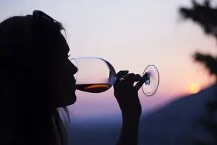 La saliva incluye en la percepción que tiene una persona del sabor frutado del vino