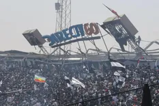 Estremecedor: una estructura del estadio Monumental cayó sobre hinchas de Colo Colo que hacían un banderazo