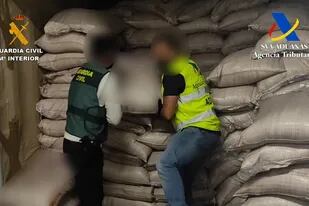 26/05/2022 La Guardia Civil y la Agencia Tributaria intervienen 215 kilogramos de cocaína en el interior de un contenedor en el Puerto de Las Palmas.  Hubiera tenido un valor de 7,6 millones de euros en el mercado ilícito  POLITICA SOCIEDAD CEDIDO POR GUARDIA CIVIL