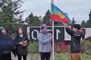 Durante un acto en el Centro Regional Universitario Bariloche dependiente de la Universidad, se izó la bandera mapuche