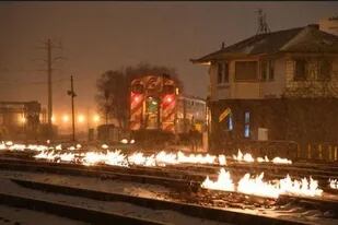 Incendiar las vías del tren es un procedimiento usual cuando se registran temperaturas bajo cero