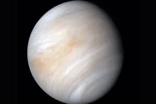 La nave espacial Mariner 10 de la NASA capturó esta imagen de Venus, que ha sido mejorada para mostrar las nubes de ácido sulfúrico del planeta con mayor detalle