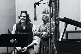 Joni Mitchell con James Taylor, en 1971