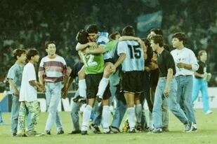 Goycochea y Maradona se abrazan en la noche del San Paolo, después del triunfo ante Unión Soviética