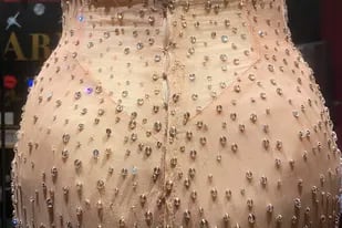 En esta fotografía proporcionada por ChadMichael Morrisette el vestido con el que Marilyn Monroe cantó "Happy Birthday" exhibido el 12 de junio de 2022 en el museo Ripley's Believe It or Not! en Los Angeles. El museo, propietario del vestido, negó el 16 de junio de 2022 que hubiera sufrido daños después de que lo usara Kardashian para la Gala del Met. (ChadMichael Morrisette via AP)