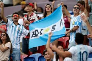 Hinchas argentinos muestran una bandera con la leyenda "AD10S" y la imagen de Diego Maradona antes del partido entre Los Pumas y All Blacks por el Tri-Nations en Newcastle, Australia.
