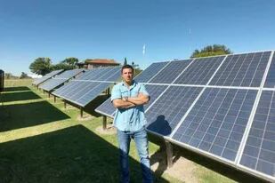 Laurentino López Candioti con los paneles solares
