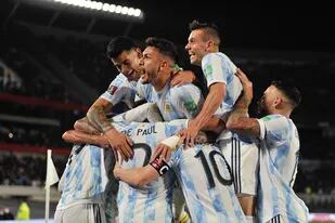El festejo argentino, que golea a Uruguay 3 a 0 en el Monumental