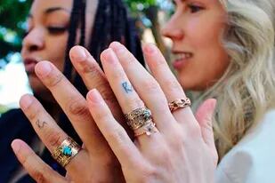 Raven-Symoné y Miranda Pearman-Maday muestran sus alianzas junto al tatuaje con sus iniciales