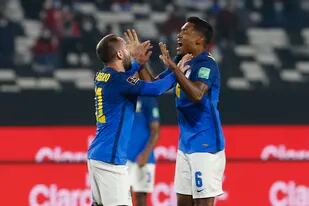 Everton Ribeiro (izquierda) festeja con Alex Sandro el gol que le marcó a Chile para vencer 1-0 en Santiago; Brasil sigue con puntaje ideal en las Eliminatorias