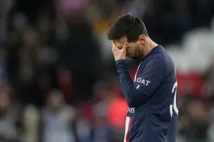 Lionel Messi y un gesto de preocupación que simboliza su presente en el PSG