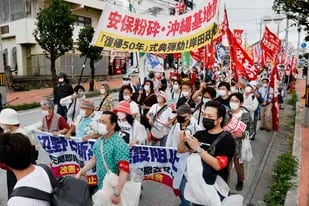 Una marcha en protesta contra la ceremonia por el aniversario de la devolución de Okinawa a Japón, en Ginowan, Okinawa, el 15 de mayo del 2022. (Kyodo News via AP)