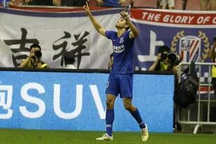 Giovanni Moreno festeja luego de anotar el segundo gol para el Shanghai, que terminaría venciendo por 5-3 a Guangzhou.