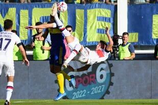 Mateo Retegui intenta una chilena en el área de Boca, pero le cobraron foul en ataque; el delantero de Tigre tuvo dos chances claras para convertir en el segundo tiempo