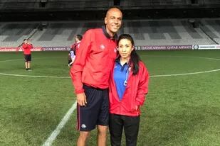 Betzabé Ybañez junto a Alex Da Silva, futbolista de Jorge Wilstermann con pasado en la selección brasileña. La quiromasajista fue echada del club boliviano "por ser mujer"