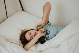 Durante la parálisis de sueño el cerebro está despierto, pero el cuerpo aún está en modo REM y no puede moverse
