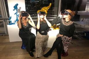 Lucrecia Cornejo, Angie Braun y Estefanía Jaugust con la obra de realidad virtual que el artista Mariano Giraud desarrolló para la tercera edición de Diderot Art.Tech