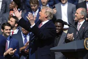 Trump recibió ayer a integrantes del equipo campeón de fútbol americano