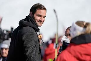 Roger Federer, inactivo del tenis desde julio de 2021 por una lesión de rodilla derecha, visitó una competencia de esquí alpino en Lenzerheide, Suiza.