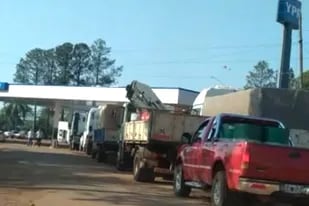 Productores yerbateros hacen cola para cargar gasoil en Misiones