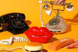 Seis teléfonos fijos propiedad de Chanell Karr, incluyendo un modelo alámbrico naranja y teléfonos en forma de labios y de una hamburguesa con queso, en Covington, Kentucky