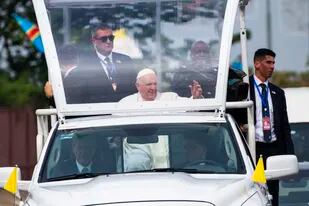 El Papa Francisco saluda a los simpatizantes a su llegada a Kinshasa, Congo, el martes 31 de enero de 2023