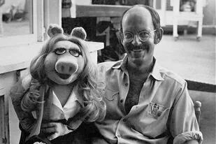En el documental Muppet Guys Talking, el director charla con sus colegas sobre la experiencia de trabajar con Jim Henson, el padre de las criaturas