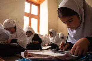 Niñas del último curso de primaria que no podrán seguir estudiando en Afganistán debido al veto de los talibán.  UNICEF ha intentado mantener los programas de higiene y apoyo que antes se prestaban en los centros educativos  POLITICA ASIA AFGANISTÁN © UNICEF/UN0683671/HUBBARD