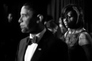 Las memorias de Michelle Obama, retratada aquí durante una cena presidencial en 2009, la pintan como alguien tanto sensible como resguardada