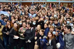 Conte rodeado de chicos, en el cierre de su presentación como refuerzo de Ciudad Voley (Prensa Club Ciudad de Buenos Aires)