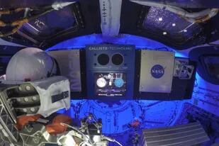 La nave Orión lleva una tableta iPad en su interior; es posible enviarle mensajes desde la Tierra vía el sistema Callisto, que prueba la utilidad de estos dispositivos en viajes espaciales