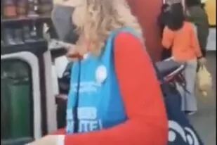 En La Plata, una militante del Frente de Todos, con pechera del ministerio de Salud bonaerense, repartió boletas electorales